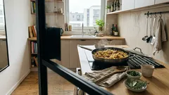 Makaron z kapustą i wieprzowiną z jednej patelni: prosty trik na kremowy sos bez odcedzania