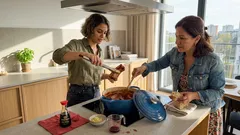 Duszone żeberka wieprzowe w sosie pomidorowo-winnym – przepis na mięso odchodzące od kości