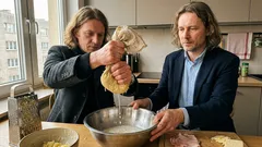 Jak usmażyć draniki z szynką i serem, żeby były chrupiące jak w restauracji? Prosty krok robi różnicę