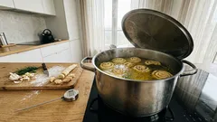 Jak ugotować klarowny rosół z kurczaka i czosnkowe ślimaczki, które robią różnicę