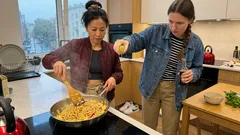 Gdy lodówka świeci pustkami: udon z jajkiem z jednej patelni w 15 minut