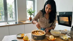 Wszystko w jednej formie: maślany placek z pomarańczami i kruszonką, który pięknie się kroi