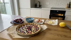 Domowy placek z mrożonymi jagodami na kruchym cieście – sprawdzony przepis i mały trik na idealny środek