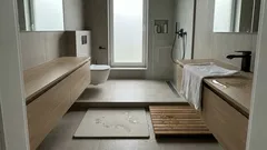 Żegnaj, wiecznie mokry dywaniku: nowe rozwiązania, które przejmują łazienki