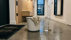 Wystarczy odrobina białego octu do wiadra, a podłoga bez smug? Sprawdź proporcje i kiedy lepiej odpuścić