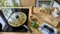 Obiad na jednej patelni: kurczak curry z p’ttitim i mrożonymi warzywami w 20 minut