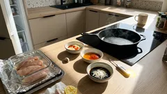 Co dodać do kurczaka, żeby był soczysty w kwadrans: trzy ekspresowe sosy i jeden prosty trik