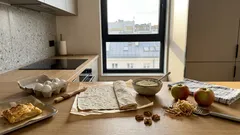 Leniwy strudel z lawasza – deser, który robi się sam: jabłka z cynamonem i twaróg