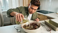 Wilgotny keks czekoladowy na zalewie po ogórkach: prosty patent bez jaj i mleka