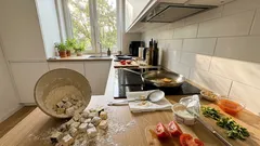 Sałatka z chrupiącym bakłażanem i pomidorami – trik ze skrobią, który robi różnicę