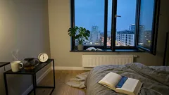 Wczesne pobudki na emeryturze bez budzika: skąd się biorą i jak odzyskać poranki