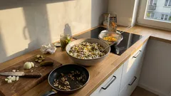 Szybka sałatka „Monasterska” z ryżem i pieczarkami — postny klasyk, który następnego dnia smakuje jeszcze lepiej