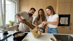 Sałatka grzybowa z pieczonymi ziemniakami, która nie robi się wodnista