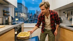 Jak upiec ziemniaki w plastrach na cebuli, żeby były rumiane i soczyste – prosty trik z piekarnika