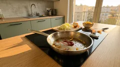 Makaron z kapustą i mięsem mielonym z jednej patelni – szybki obiad bez gotowania makaronu