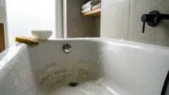 Czyszczenie wanny octem krok po kroku: usuń kamień i zacieki bez szorowania