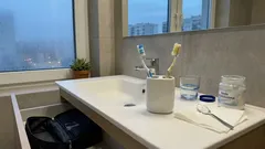 Kiedy wymienić szczoteczkę do zębów i jak ją przechowywać, by nie stała się siedliskiem drobnoustrojów? Prosta zasada robi różnicę