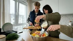 Za chwilę gotowa: sałatka „Pekińska” z wędzonką i jajecznym trikiem