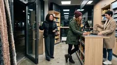 Dlaczego praca w obsłudze zostawia w ludziach spokojną klasę (i widać to w relacjach)