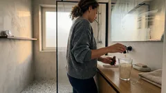 Wsypałem ryż do szklanki i zostawiłem w łazience. Ten prosty trik bywa zaskakująco pomocny