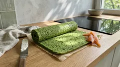 Rolada ze szpinakowego biszkoptu z łososiem i kremowym serkiem – sprawdzony sposób na sprężysty spód