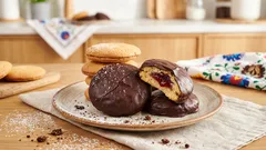 Domowe delicje jak z lat 90.: przepis na biszkoptowe ciastka z dżemem i czekoladą