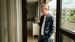 Rodzinna grupa na WhatsAppie brzęczy cały dzień, a bliskości brak — 5 drobnych nawyków, które to zmieniają