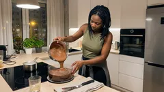 Tort „Trzy czekolady” jak z cukierni — trzy musy i jeden prosty trik na gładkie boki