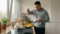 Omlet z groszkiem i serem w 10 minut – szybkie, sycące śniadanie