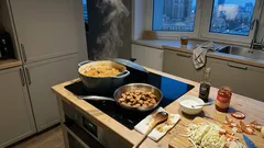 Duszona kapusta z wieprzowiną i sosem sojowym – prosty trik na głęboki smak