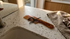 Jak przyspieszyć wzrost włosów bez cudów: dieta, skóra głowy i nawyki, które zatrzymują centymetry