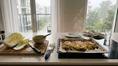 Zapiekane „steki” z kapusty pekińskiej – prosty patent na sycącą kolację