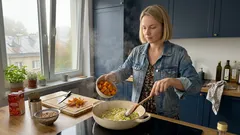 Zupa dyniowa z białą fasolą i pomidorami: sycący, wegański przepis na chłodne dni