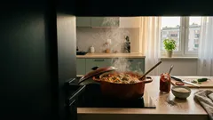 Jak zrobić zupę z klopsikami bez gotowania wywaru, a z głębokim smakiem? Wystarczy jeden zabieg