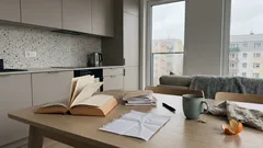 7 sygnałów, że w relacji z mamą miłość była na warunkach — nawet jeśli nikt nie krzyczał