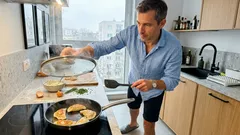 Pirożki jak u mamy bez smażenia w oleju: trik z ciastem twarogowym i patelnią