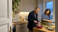 Lżejszy śledź pod pierzynką bez majonezu – wiosenny przepis z jogurtem