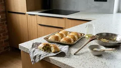 Postne paszteciki z kapustą bez wpadek: sprężyste ciasto drożdżowe i soczysty farsz