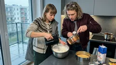 Tort „Ptasie mleczko” jak z dawnej cukierni: sprężysty suflet na agarze i czekoladowa polewa