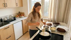 Tort na patelni bez piekarnika: dwa szybkie przepisy, które wyglądają jak z cukierni