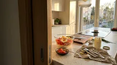 Sałatka z paluszkami krabowymi w 10 minut: prosty przepis z papryką i jajkiem