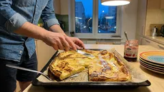 Blin z piekarnika z blachy: przepis na wielkiego naleśnika bez stania przy patelni