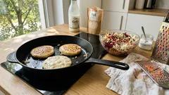 Trzy budżetowe dania na cały dzień z jednej listy zakupów: sałatka „Szczotka”, placki na kefirze i ryż w meksykańskim stylu