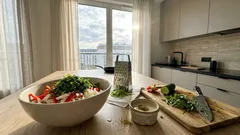 Sałatka gruzińska z kurczakiem i ziołami – szybki przepis na świeży, sycący obiad