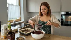 Postne brownie z wiśniami: wilgotne i mocno kakaowe, bez jajek i masła