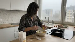 Pyszki z twarogu w 20 minut: ciasto z 4 składników na patelnię lub do piekarnika