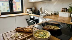 Ciepłe kanapki z bagietki w 15 minut: trik na chrupkość i pułapka przy przechowywaniu jajek