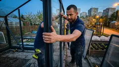 Folia, poliwęglan czy szyby zespolone? Pokrycie szklarni, które docenisz po kilku sezonach