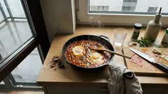 Jajka w sosie pomidorowym inaczej: czirbuli z orzechami włoskimi krok po kroku