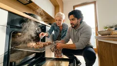 Jak upiec kotlety mielone w piekarniku, żeby były wysokie i soczyste? Kilka prostych patentów